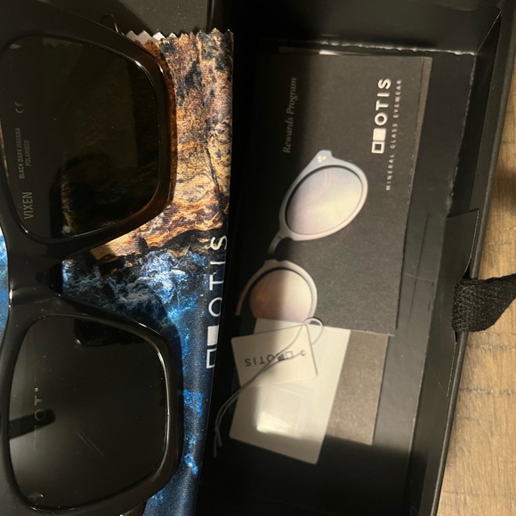 BRAND NEW!!! Gorgeous black Otis Sunglasses! - Picture 3 of 10